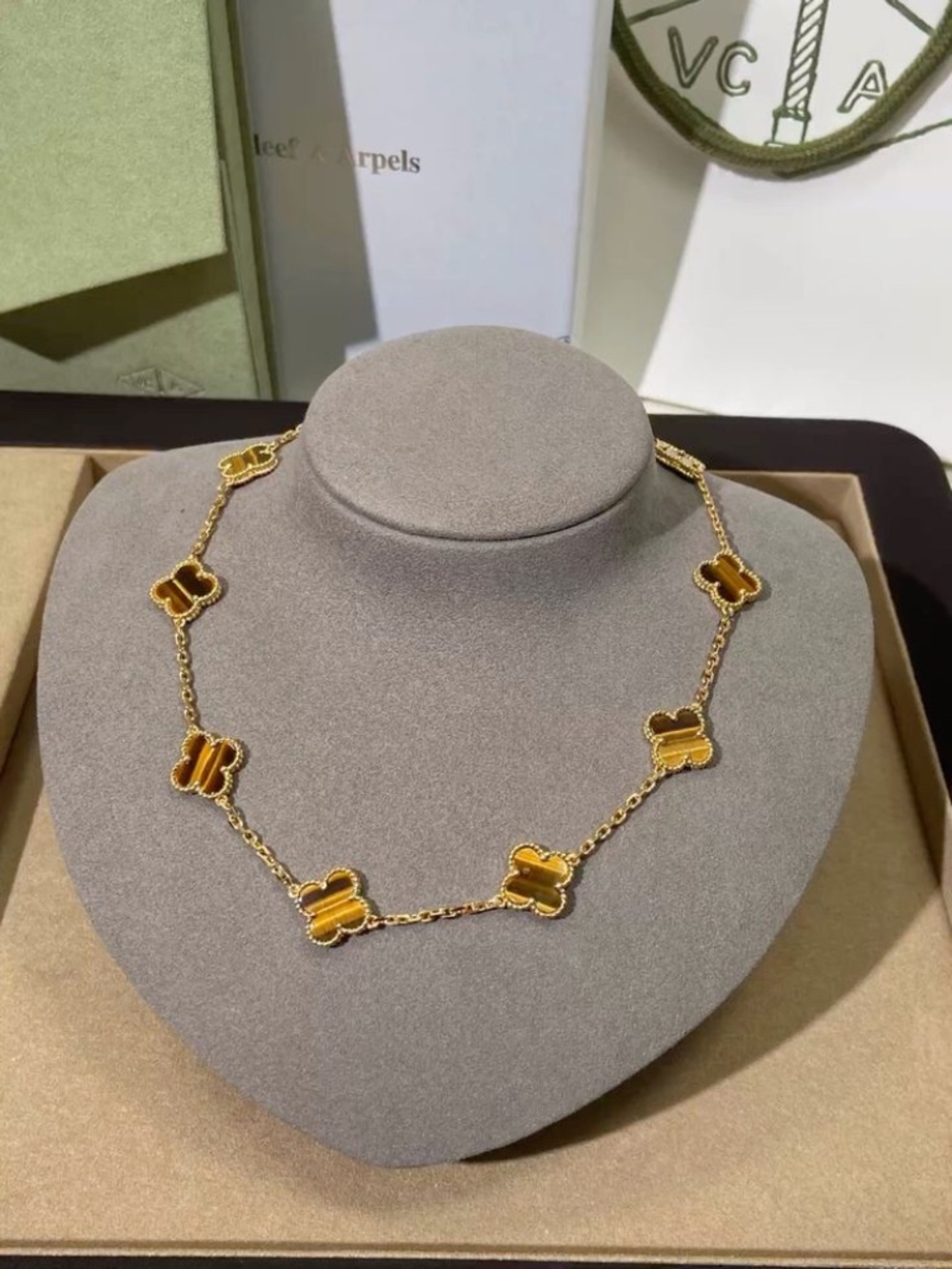 Vintage 18K Yellow Gold Tiger Eye 10 Leaf Necklace
